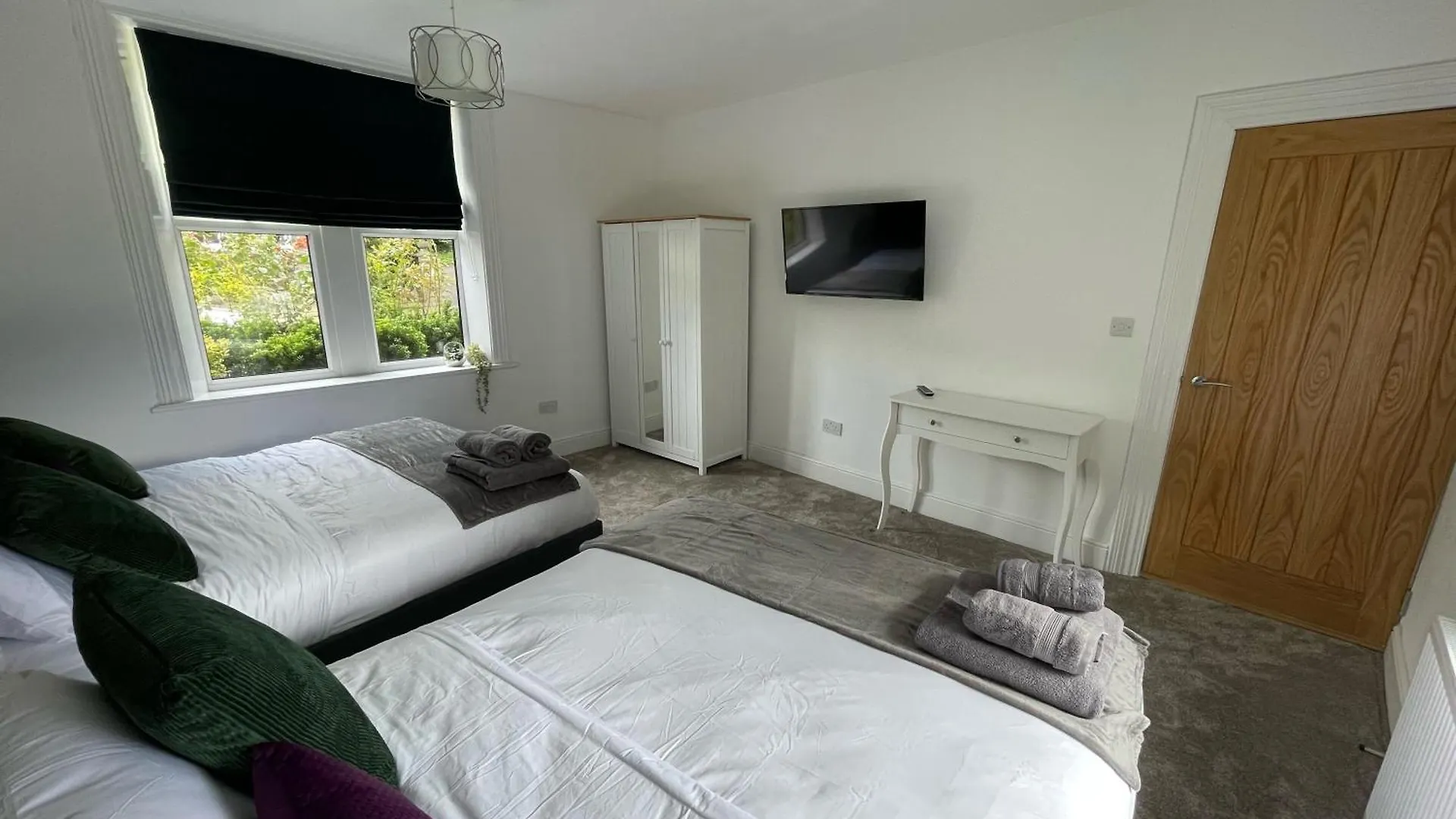 Dom wakacyjny Willa Detached Luxury 6 Beds, Super Wi-Fi, Easy Parking And Hot-Tub Baildon Wielka Brytania