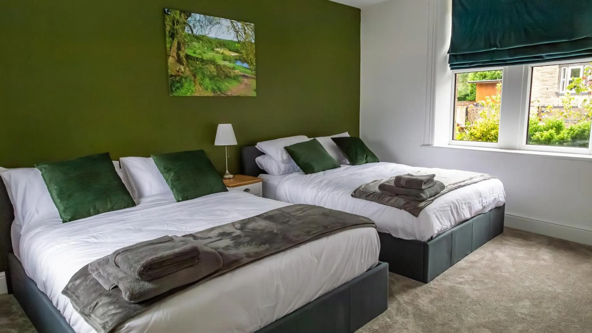 Willa Detached Luxury 6 Beds, Super Wi-Fi, Easy Parking And Hot-Tub Baildon