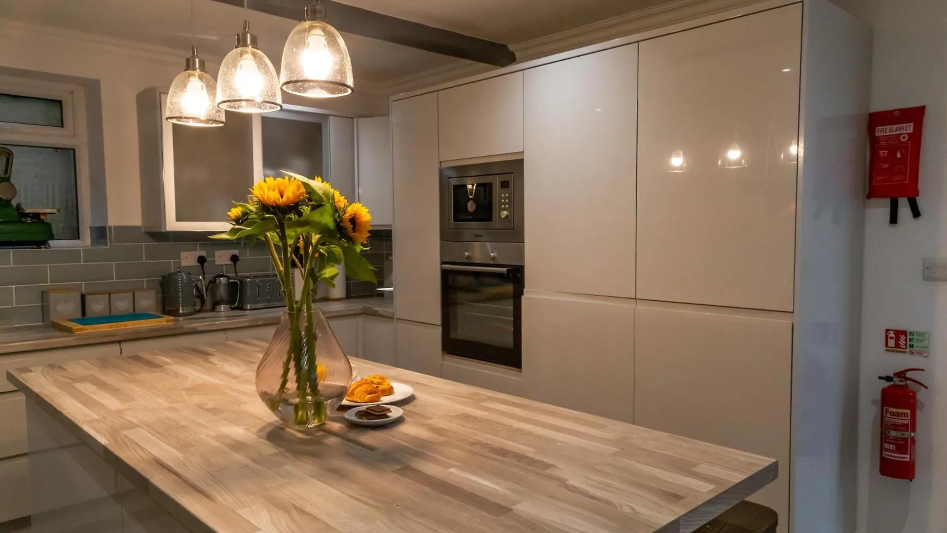 Willa Detached Luxury 6 Beds, Super Wi-Fi, Easy Parking And Hot-Tub Baildon